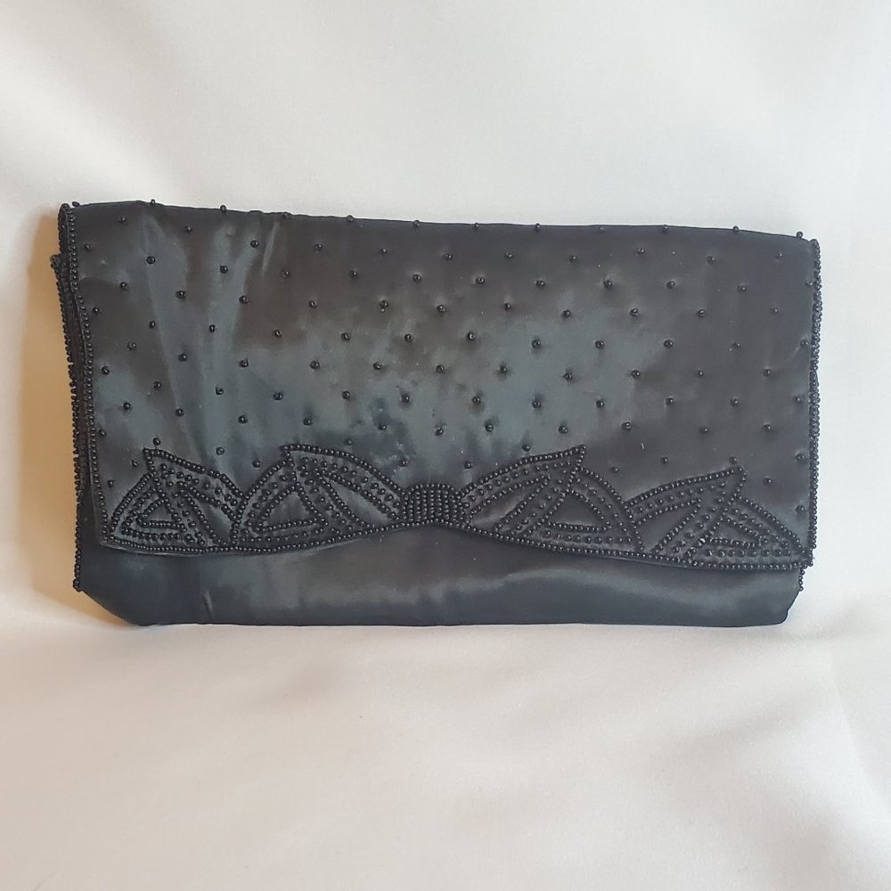 Beaded cushioned clutch